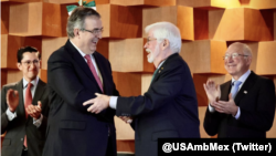 El secretario de Relaciones Exteriores de México, Marcelo Ebrard, junto a Christopher Dodd, asesor presidencial de EEUU para las Américas, en la celebración de los 200 años de relaciones bilaterales el 12 de diciembre de 2022.