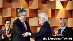 El secretario de Relaciones Exteriores de México, Marcelo Ebrard, junto a Christopher Dodd, asesor presidencial de EEUU para las Américas en la celebración de 200 años de relaciones bilaterales, el 12 de diciembre de 2022. (Twitter/@USAmbMex)