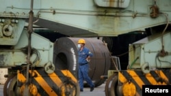 上海宝山钢铁厂的工人在工作。（2022年9月16日）