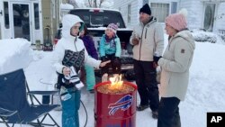 Porodica se okuplja oko vatre, Buffalo, 26. decembar 2022. 