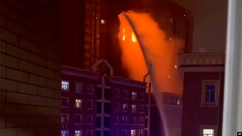 乌鲁木齐一个居民楼疫情封控下11月24日晚发生火灾，消防车无法靠近，水柱达不到失火楼层。