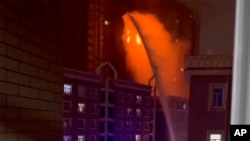 乌鲁木齐一个居民楼疫情封控下11月24日晚发生火灾，消防车无法靠近，水柱达不到失火楼层。