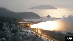 북한은 지난해 12월 김정은 국무위원장의 현지 지도 아래 국방과학원의 중요연구소가 서해위성발사장에서 140tf(톤포스) 추진력의 대출력 고체연료발동기의 첫 지상분출시험을 성공적으로 진행했다며 사진을 공개했다.