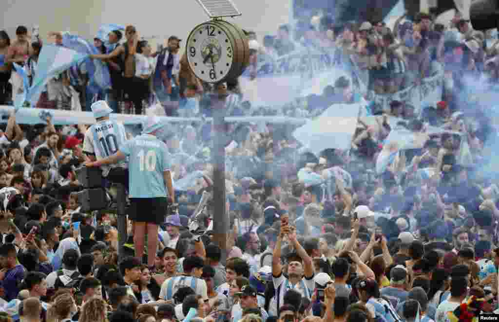 Adeptos da Argentina em Buenos Aires celebram passagem da sua seleção à final do Mundial do Qatar.