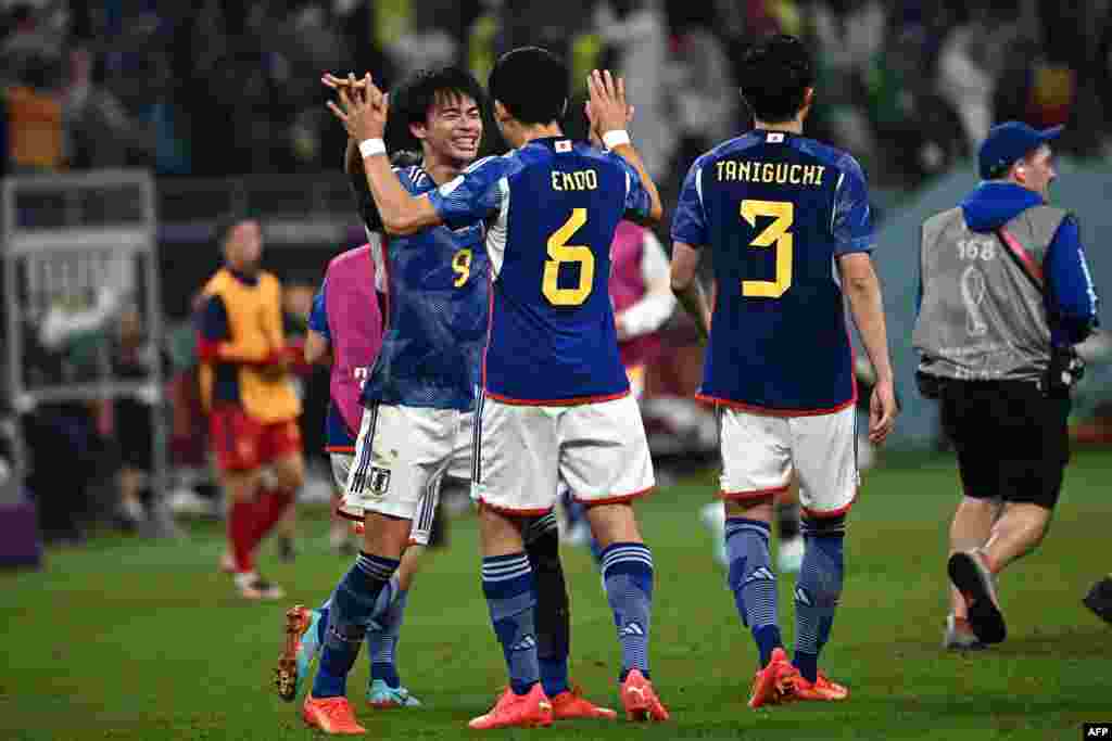 Basani ba Japon basepeli nsima na kolonga Espagne mpe koleka na 8e ya finale ya Mondial Qatar 2022 na stade Jhalida, Doha, 1er décembre 2022. (Photo Anne-Christine POUJOULAT / AFP)