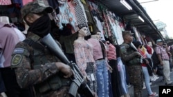 Un soldado hace guardia frente a una tienda en Soyapango, El Salvador, el 5 de diciembre de 2022. 