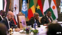 Le président ghanéen Nana Akufo-Addo (C), flanqué du président du Conseil européen Charles Michel (L), préside le sommet de l'Initiative d'Accra sur la coopération contre le terrorisme en Afrique de l'Ouest réunissant les chefs d'État et de gouvernement à Accra le 22 novembre.