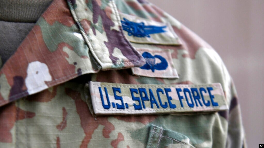 미 우주군 소속 군인의 군복에 달린 부대마크.