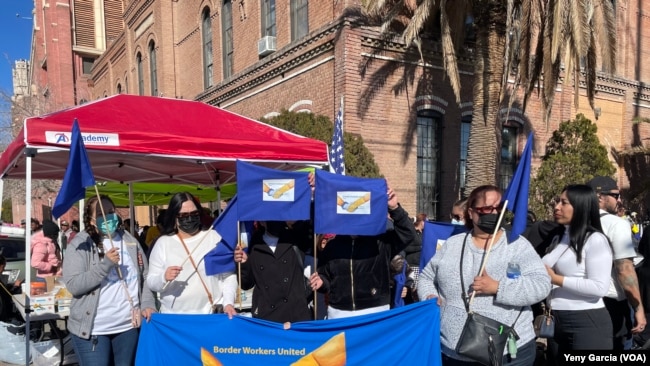 Miembros de la organización Trabajadores Fronterizos Unidos se solidarizan con los migrantes reunidos en los alrededores de la iglesia Sagrado Corazón en el Paso, Texas, el 8 de enero de 2023.