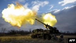 乌军在乌东地区用法国制造的“凯撒”自行榴弹炮轰击俄军阵地。(2022年2月28日)