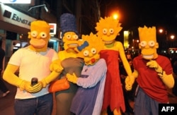 Parade keluarga Simpsons di jalan-jalan Skopje selama April's Fool Day tradisional di Skopje pada 1 April 2011. (Foto: AFP)