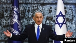 Benjamin Netanyahu memberikan sambutan dalam upacara di mana Presiden Israel Isaac Herzog memberinya mandat untuk membentuk pemerintahan baru menyusul kemenangan aliansi sayap kanan di kediaman Presiden di Yerusalem 13 November 2022. (REUTERS / Ronen Zvulun)