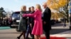 Presiden Joe Biden dan ibu negara Jill Biden menyambut Presiden Prancis Emmanuel Macron dan istrinya Brigitte Macron dalam Upacara Kedatangan Negara di South Lawn Gedung Putih di Washington, Kamis, 1 Desember 2022. (AP Photo/Andrew Harnik)