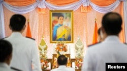 FOTO FILE: Para pejabat memberikan penghormatan di depan foto Putri Thailand Bajrakitiyabha saat dia dirawat di rumah sakit karena masalah jantung di rumah sakit Chulalongkorn di Bangkok, Thailand, 16 Desember 2022. (REUTERS / Athit Perawongmetha)