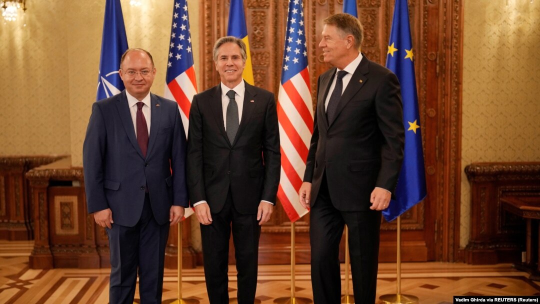 Menteri Luar Negeri AS Antony Blinken, tengah, berfoto bersama Presiden Rumania Klaus Iohannis, kanan, dan Menteri Luar Negeri Rumania Bogdan Aurescu dalam kunjungannya di Romanian Athenaeum di Bukares, Rumania, Selasa, 29 November 2022. (Foto: Vadim Ghir