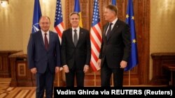 Menteri Luar Negeri AS Antony Blinken, tengah, berfoto bersama Presiden Rumania Klaus Iohannis, kanan, dan Menteri Luar Negeri Rumania Bogdan Aurescu dalam kunjungannya di Romanian Athenaeum di Bukares, Rumania, Selasa, 29 November 2022. (Foto: Vadim Ghir