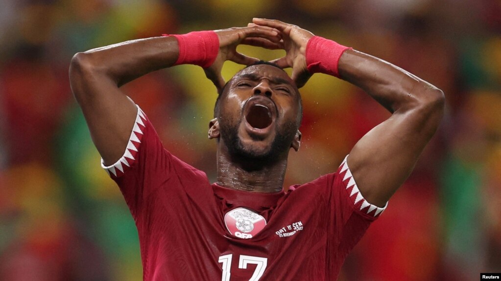 Cầu thủ Ismail Mohamad của đội tuyển Qatar phản ứng sau một cơ hội ghi bàn bị bỏ lỡ trong trận đấu với đội tuyển Ghana tại Giải vô địch bóng đá thế giới World Cup Qatar 2022, Sân vận động Al Thumama, Doha, Qatar, ngày 25 tháng 11 năm 2022.