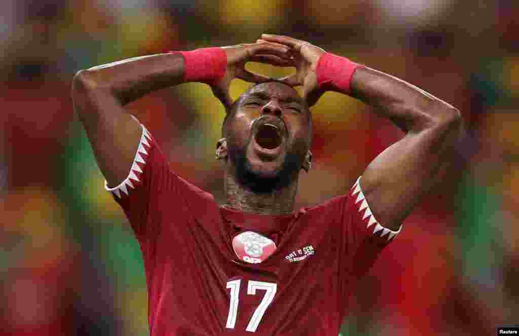 Jogador do Qatar, Ismail Mohamad depois de falhar golo contra o Senegal. O Qatar perdeu frente ao Senegal por 3-1. Estádio Thumama, em Doha. Mundial do Qatar 2022, 25 de novembro