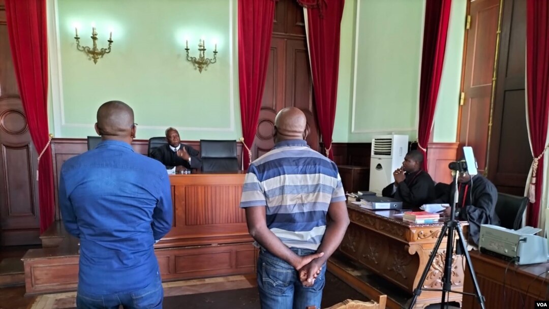 Angola Namibe réus Inocêncio Sakelo (esquerda) e Vitorino Samiel (direita) acusados de desvio de fundos de vacinação contra a febre amarela
