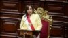 La primera presidenta mujer de Perú, Dina Boluarte, jura como nueva jefa de Estado frente al Congreso tras la destitución del expresidente Pedro Castillo, en Lima, Perú, el 7 de diciembre de 2022.