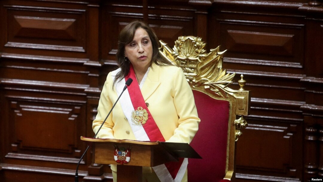 La primera presidenta mujer de Perú, Dina Boluarte, jura como nueva jefa de Estado frente al Congreso tras la destitución del expresidente Pedro Castillo, en Lima, Perú, el 7 de diciembre de 2022.