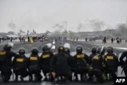 Los manifestantes toman el aeropuerto internacional Alfredo Rodríguez Ballón luego del anuncio de la nueva presidenta peruana Dina Boluarte de su intención de presentar un proyecto de ley al parlamento para adelantar las elecciones generales, el 12 de diciembre de 2022.