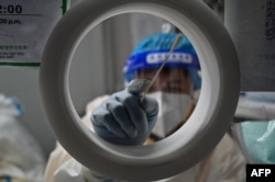 在上海的家中被封控了三个月，日复一日的核酸检测，莫丽玲觉得忍无可忍了。 （AFP）CHINA-HEALTH-VIRUS