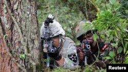 美国和印度军人在喜马拉雅山地区参与联合军演。（路透社2016年9月25日）