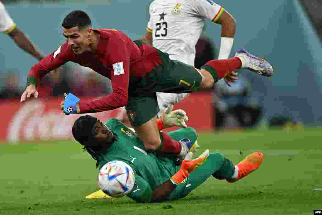 Attaquant ya Portugal #07 Cristiano Ronaldo atutani na moyambi Ghana #01 Lawrence Ati Zigi na match ya groupe H ya Mondial Qatar 2022 na stade 974, 24 novembre 2022. (Photo MANAN VATSYAYANA / AFP)