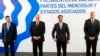 De izquierda a derecha, el vicepresidente de Brasil, Hamilton Mourao; el presidente de Argentina, Alberto Fernández; el presidente de Uruguay, Luis Lacalle Pou, y el presidente de Paraguay, Mario Abdo Benítez, en cumbre del Mercosur, Montevideo, Uruguay. 6 de diciembre de 2022. 