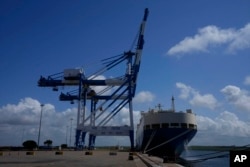 Sebuah kapal pengangkut kendaraan bermotor berlabuh di Pelabuhan Internasional Hambantota buatan China di Hambantota, Sri Lanka, Selasa, 16 Agustus 2022. (AP /Eranga Jayawardena)