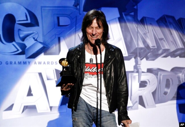 FILE - Jeff Beck accepts the Grammy for best Pop Instrumental Performance for