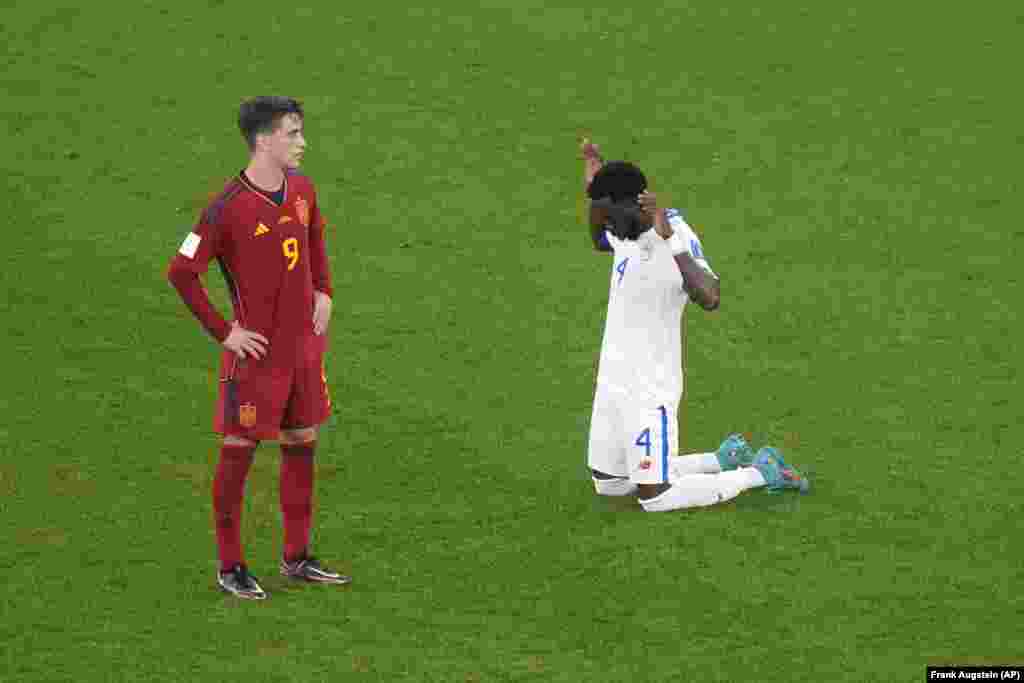 Jogador da Costa Rica, Keysher Fuller, após a derrota com a Espanha por 7-0 no estádio Al Thumama Stadium em Doha, Qatar. 23 de novembro