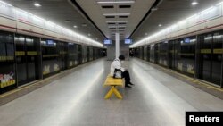 中國上海一個地鐵站裡空空蕩蕩的情景。 （路透社2022年12月20日）