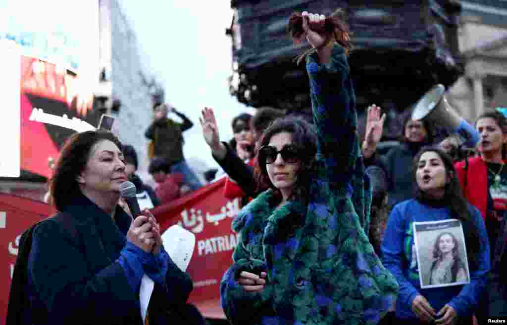 جمعی از زنان ایرانی تبار روز شنبه با جمع شدن در میدان پیکادلی لندن و خیابان&zwnj;های پایتخت بریتانیا با معترضان زن داخل ایران ابراز همبستگی کردند.&nbsp;&nbsp;