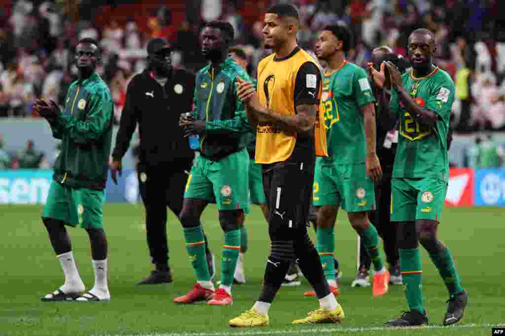 Basani ba Sénégal bapesi losako na balandi ba bango nsima na kopola 0-3 na Angleterre na 8e ya Mondial Qatar 2022 na stade Al-Bayt, Doha, 2 décembre 2022. (Photo by JACK GUEZ / AFP)