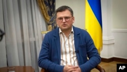 El ministro de Relaciones Exteriores de Ucrania, Dmytro Kuleba, habla durante una entrevista con The Associated Press en Kiev, Ucrania, el 26 de diciembre de 2022.