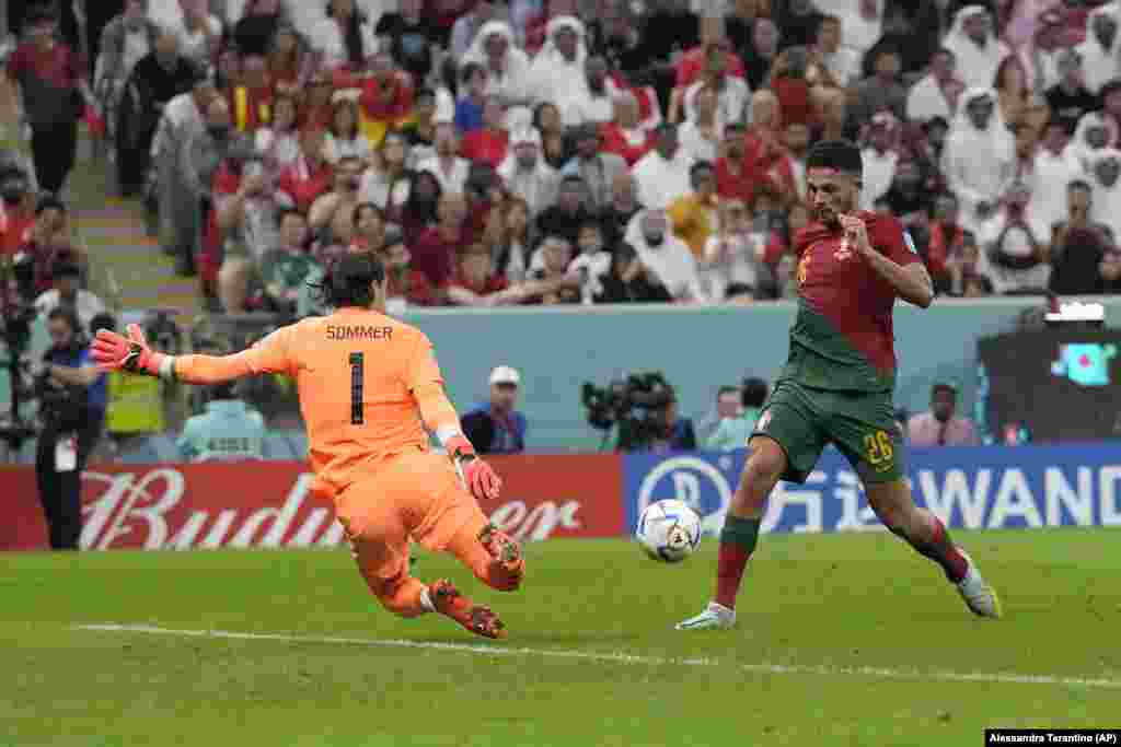 Yann Sommer não consegue defender o golo de Gonçalo Ramos no jogo dos oitavos-de-final entre Portugal (6) e a Suíça (1) no Estádio Lusail, Qatar. Dez 6, 2022