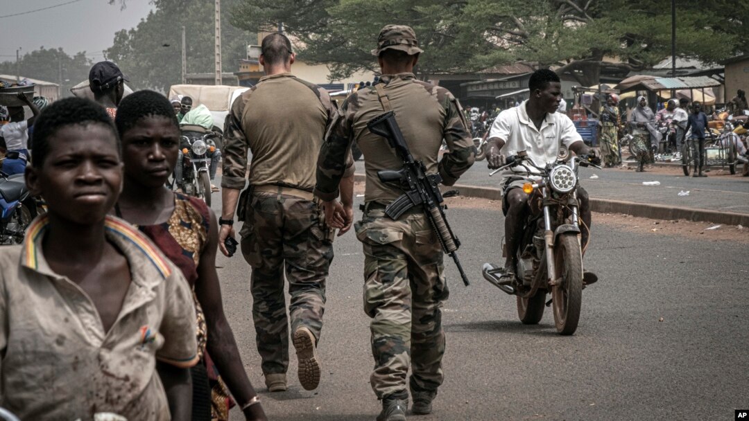 Instruktur militer tentara Prancis berjalan di salah satu jalan utama di Tanguietan, Benin utara, 28 Maret 2022. (Foto: AP)