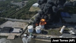 Un contenedor de almacenamiento de gasolina se quema en Bravo Petroleum en Barranquilla, Colombia, el 21 de diciembre de 2022.