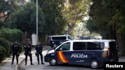 Integrantes de la Policía Nacional en las puertas de la Embajada de Ucrania el 30 de noviembre de 2022.