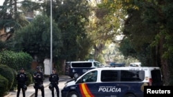 Фото 30 листопада: Поліція Іспанії поблизу посольства Україні в Мадриді REUTERS/Juan Medina