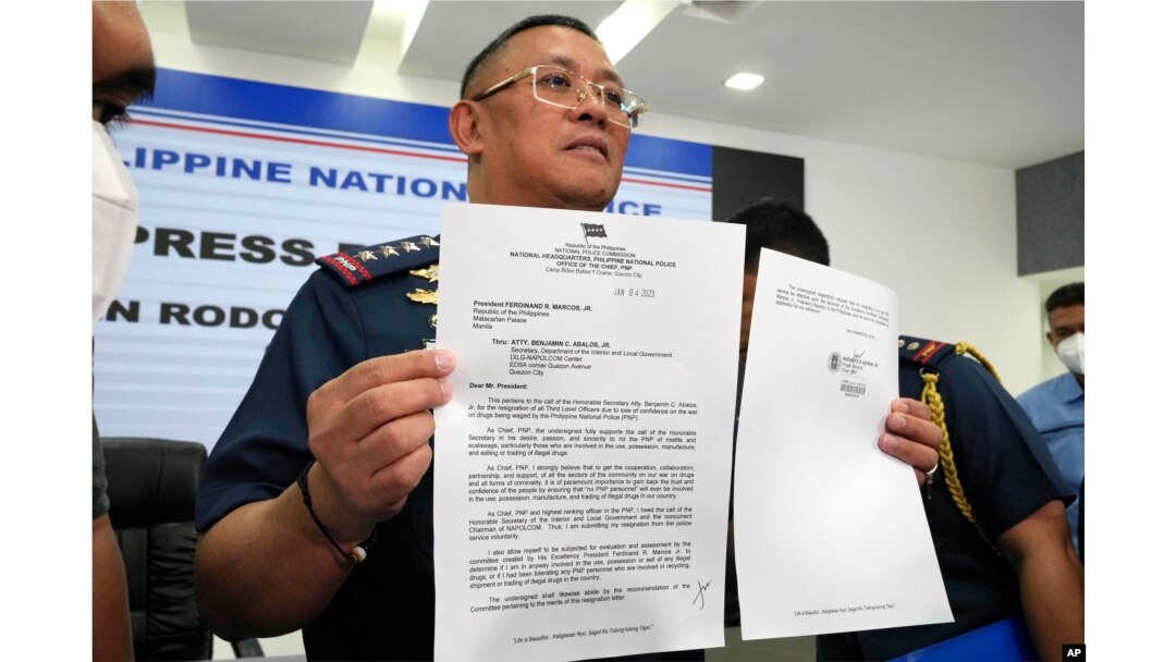 Kepala Polisi Filipina, Jenderal Polisi Rodolfo Azurin Jr., memegang surat pengunduran dirinya dalam konferensi pers di markas polisi Camp Crame, Kamis, 5 Januari 2023, di Metro Manila, Filipina.(AP/Aaron Favila)
