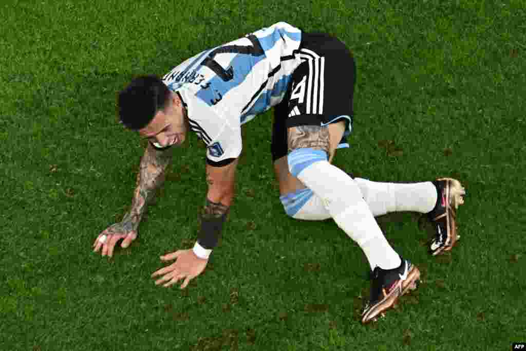Milue ya Argentine #24 Enzo Fernandez akweyi na match na Mexique na groupe C ya Mondial Qatar 2022, stade Lusail, Doha, 26 novembre 2022. (Photo MANAN VATSYAYANA / AFP)