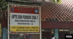 SDN Pondok Cina 1, terletak di Jalan Raya Margonda, yang menghubungkan Kota Depok dengan Kota Jakarta. Pemerintah Kota Depok berencana akan membangun sebuah mesjid dengan menggusur sekolah dasar negeri tersebut. (VOA/Indra Yoga)