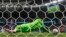 Gadyen Krowasi Dominik Livakovic trape chout penalite jwe Japone Maya Yoshida pandan match Krowasi-Japon an nan Mondyal Foutbol Qatar la, Lendi 5 Desanm, 2022. 