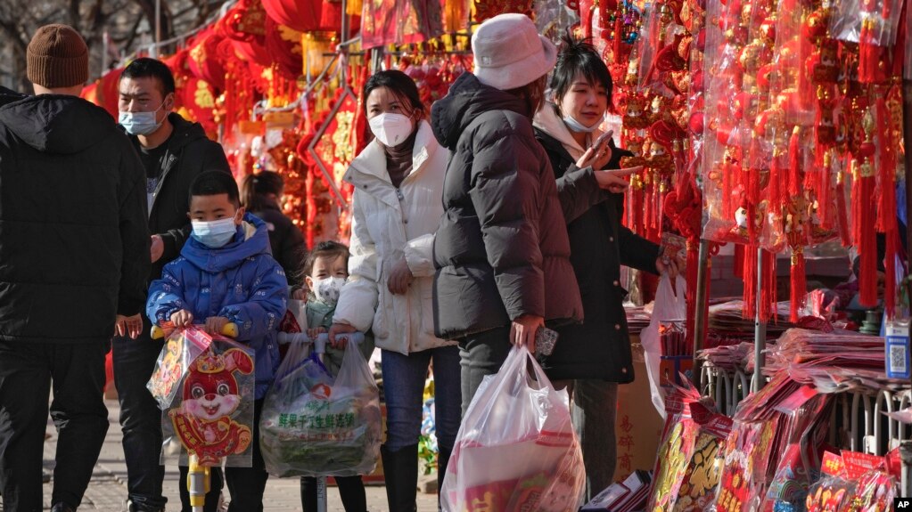 北京市民在选购中国春节的年货。（2023年1月7日）(photo:VOA)