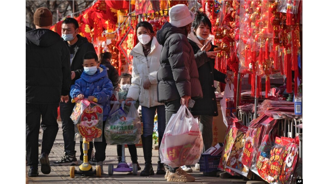 Toko-toko menjual dekorasi Tahun Baru Imlek di Beijing, Sabtu, 7 Januari 2023. (Foto: AP)