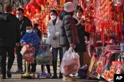 Toko-toko menjual dekorasi Tahun Baru Imlek di Beijing, Sabtu, 7 Januari 2023. (Foto: AP)