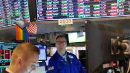 Suasana di lantai bursa New York Stock Exchange di New York, Senin, 28 November 2022. (AP Photo/Seth Wenig)